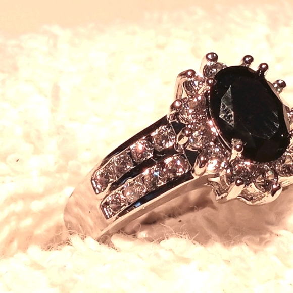 Black oval cut sapphire in silver. - Picture 4 of 4